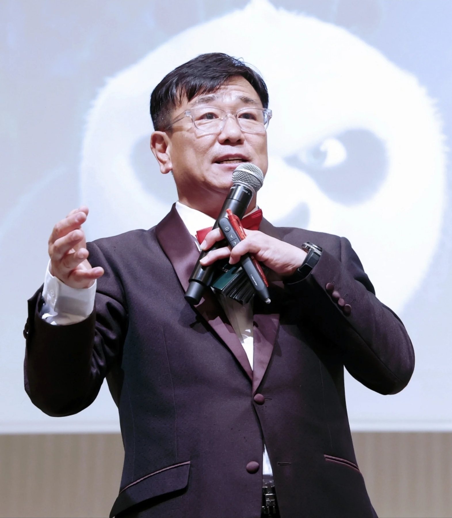 신년회 시상식 사회 현장, 수상자들과 함께 선 단상 위 진행 모습