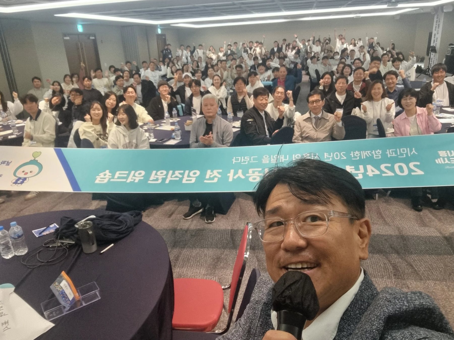 신년회 시상식 사회 현장, 수상자 호명 순서를 진행하는 모습