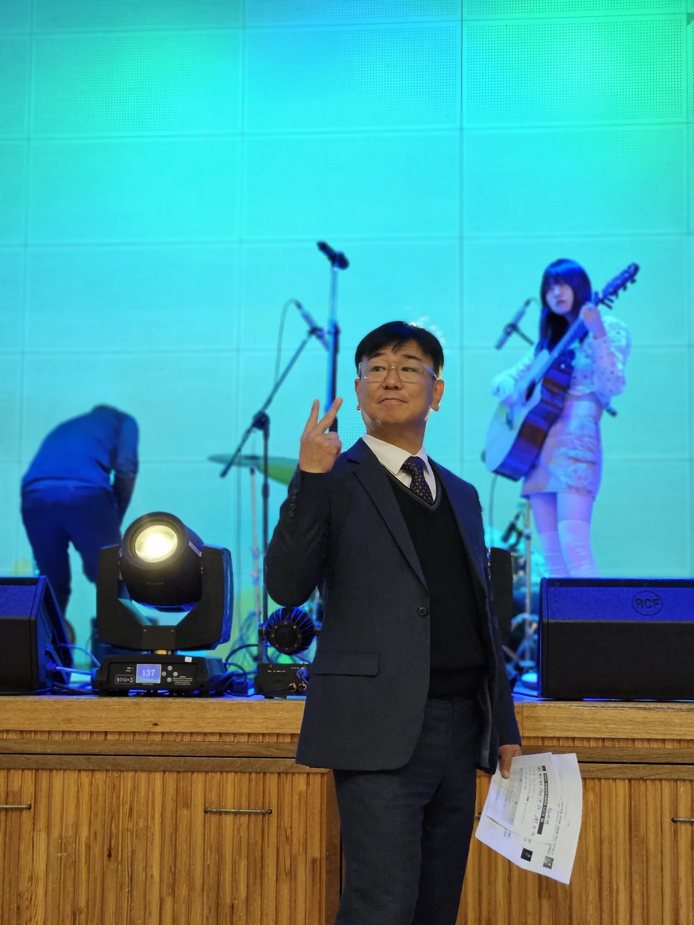신년회 시상식 사회 현장, 단상 위에서 시상을 진행하는 모습