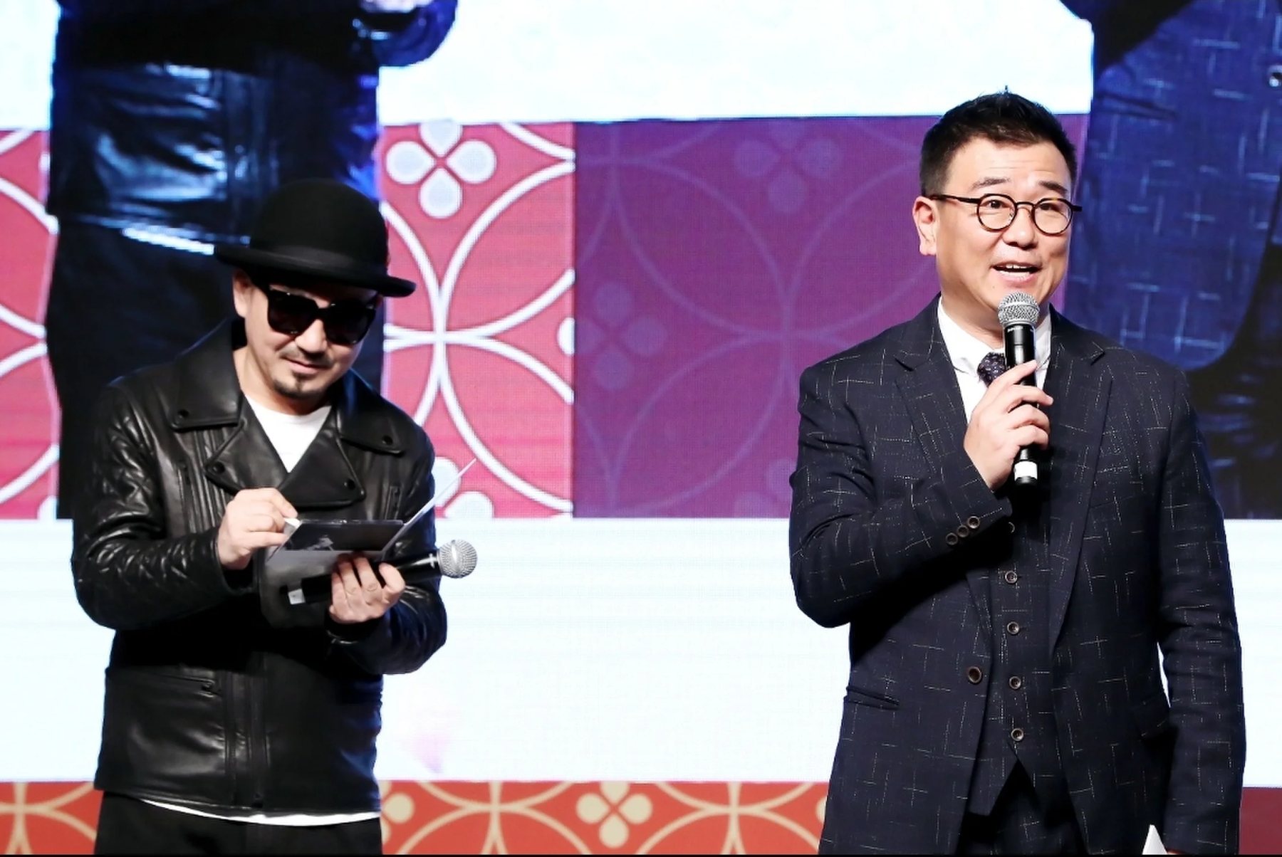 회사 신년회 사회자 현장, 소규모 연회장에서 진행하는 모습