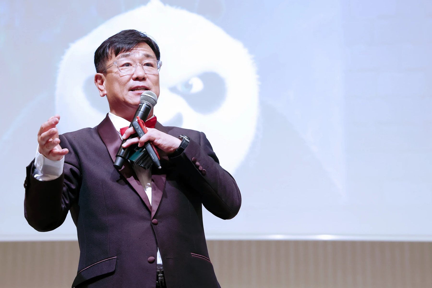 신년회 행사 진행 현장, 넓은 연회장 무대 전경