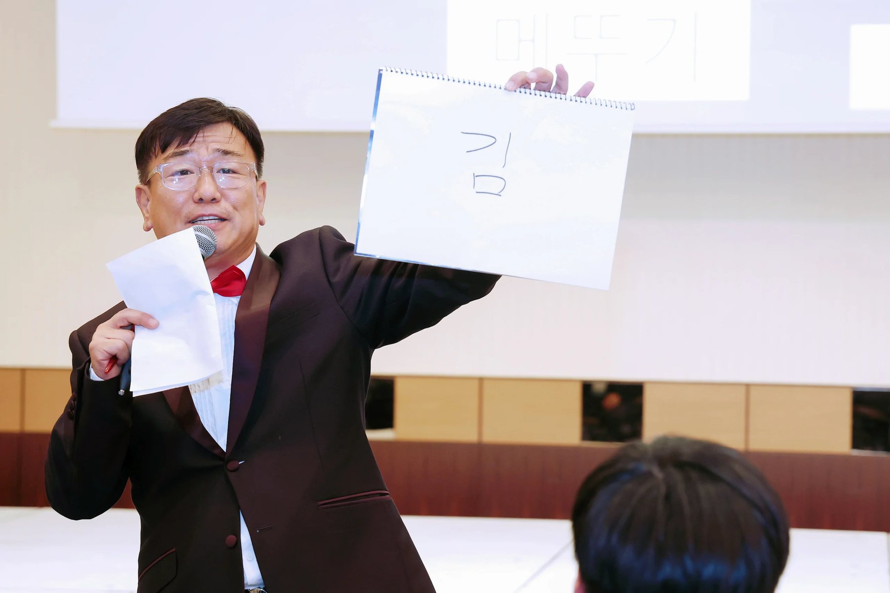 신년회 레크리에이션 현장, 참석자들이 함께 참여하는 모습